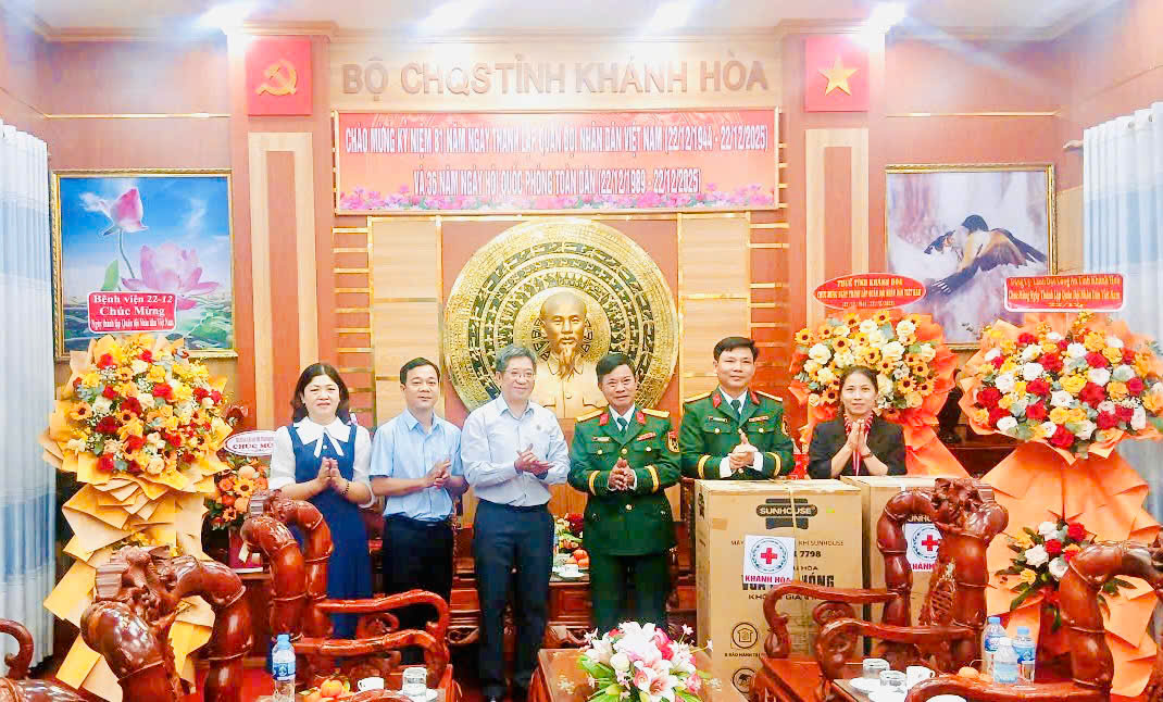 Hội Chữ thập đỏ tỉnh Khánh Hòa thăm, chúc mừng Bộ Chỉ huy Quân sự tỉnh nhân ngày 22/12